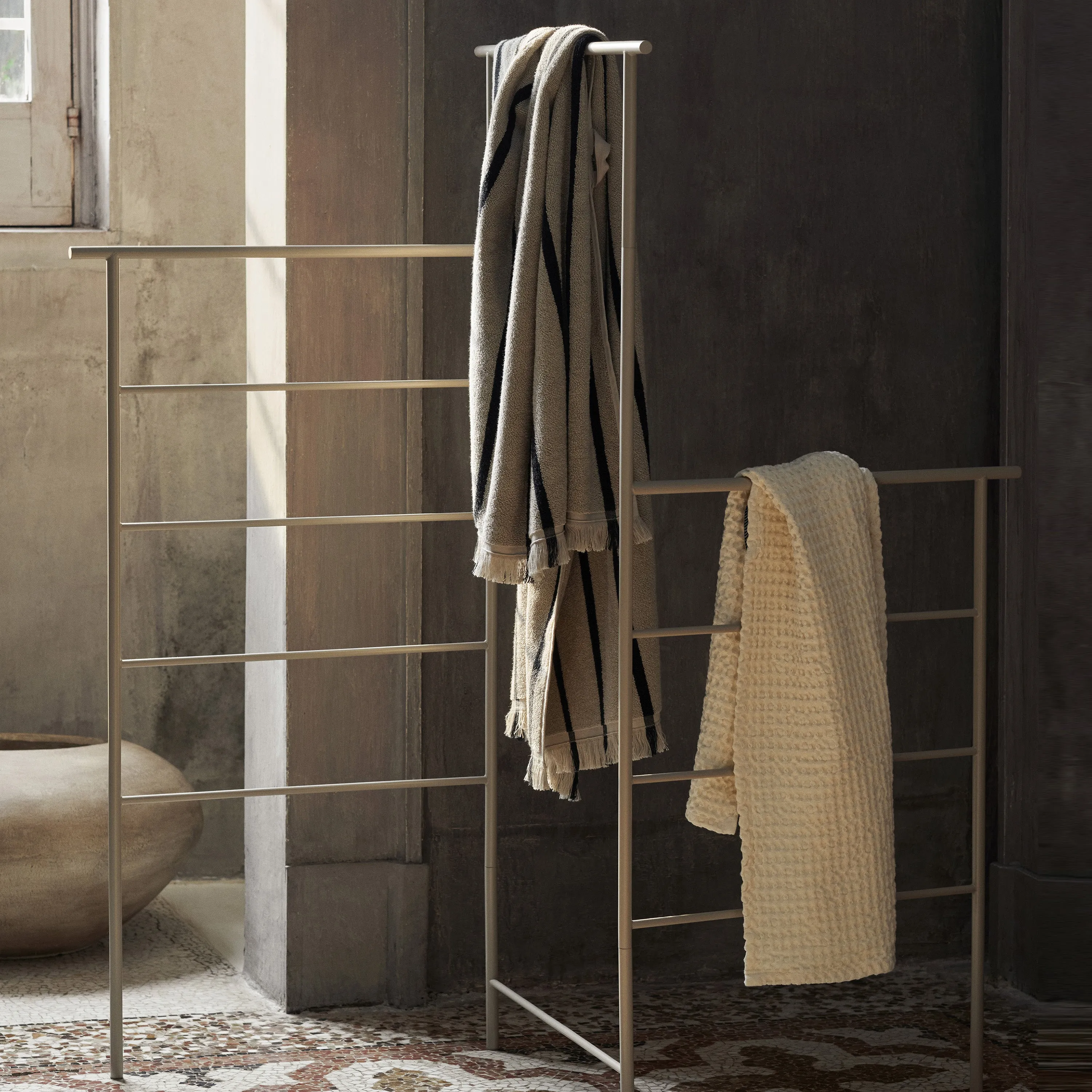 Dora Clothes Stand