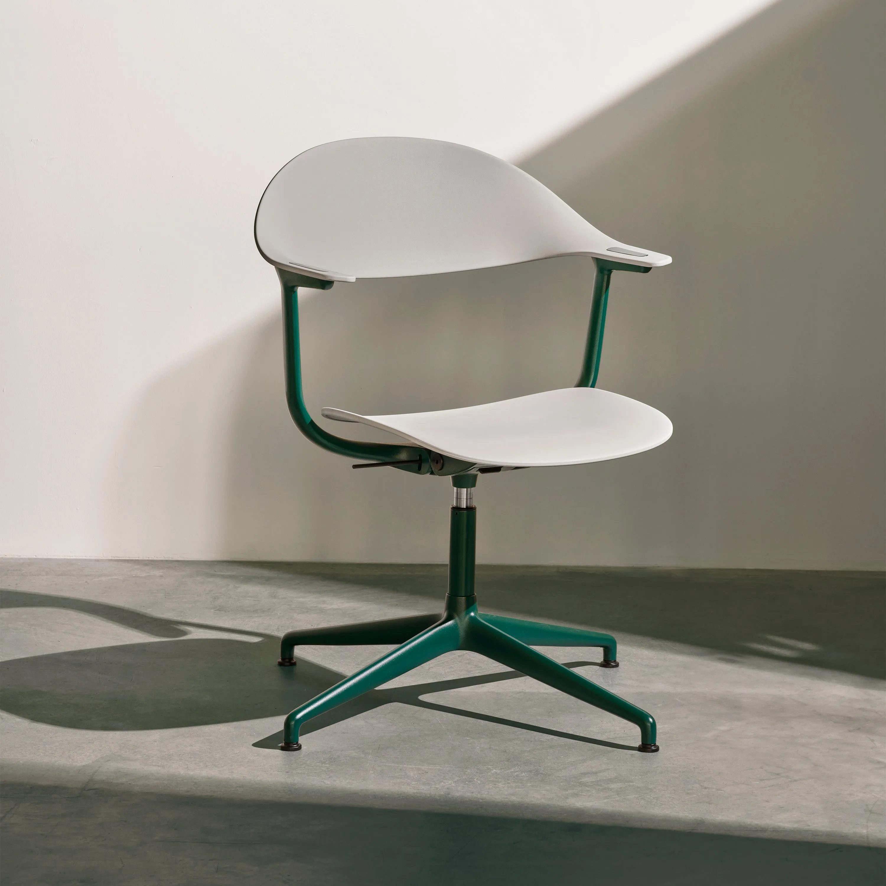 Mynt Plastic Task Chair with 4-Star Base