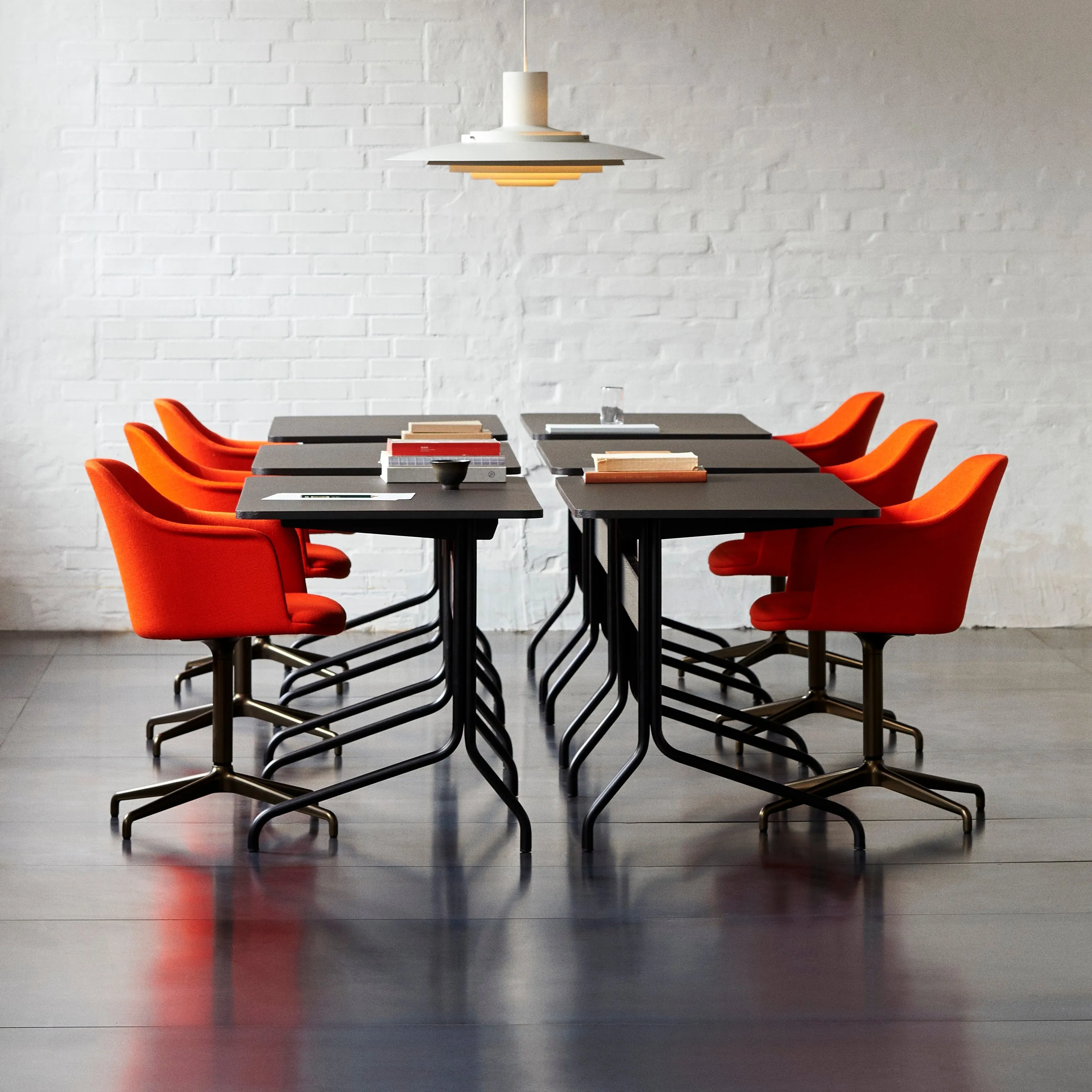 Pavilion AV16 Desk
