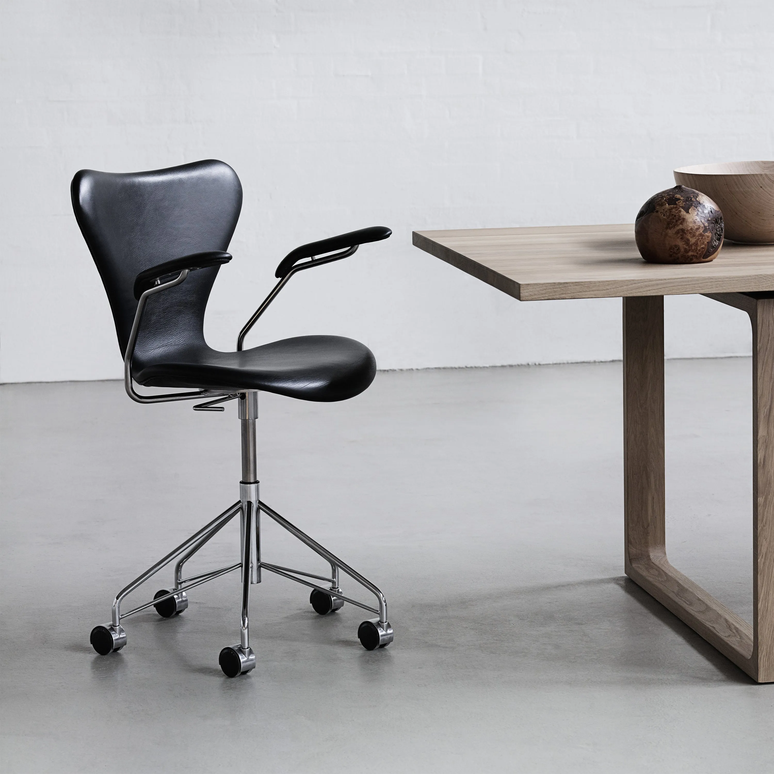 Series 7 Fully Upholstered Task Armchair